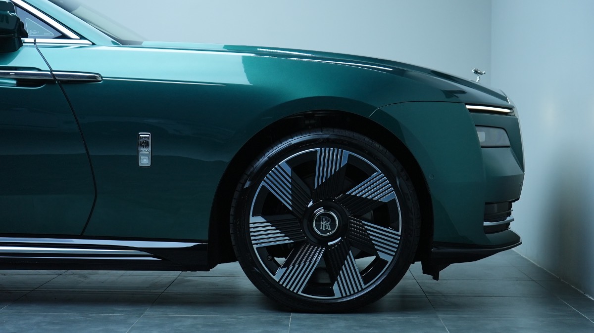 Rolls-Royce Spectre photo 5