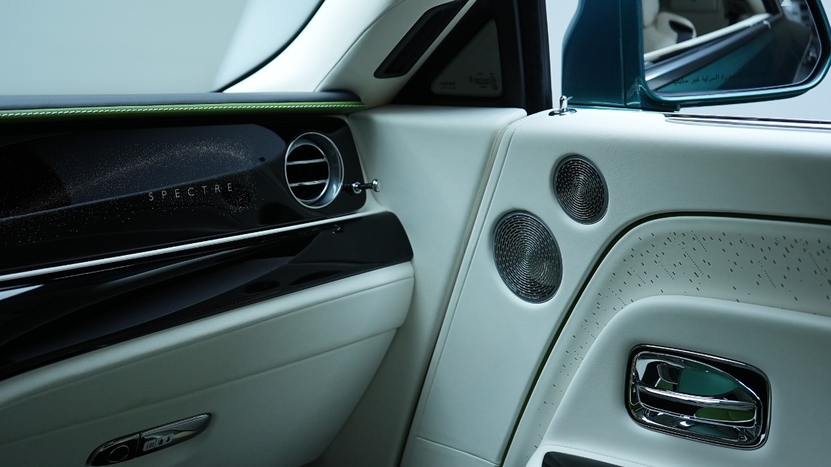 Rolls-Royce Spectre photo 12