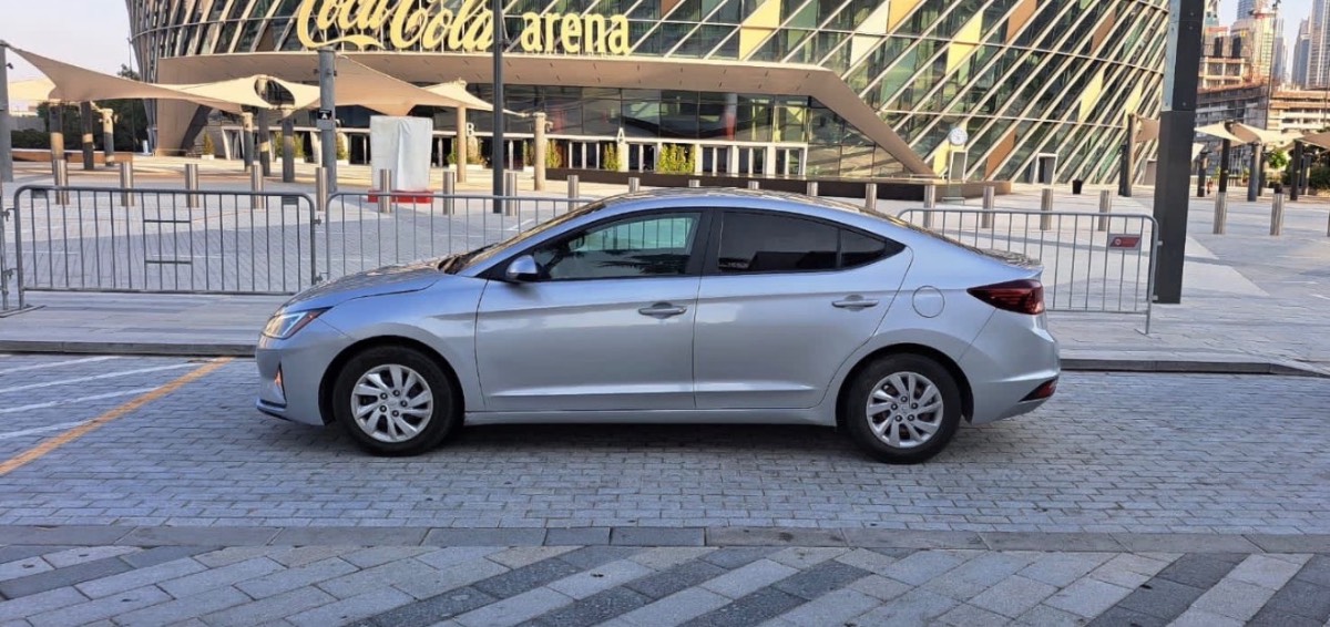 Hyundai Elantra photo 2