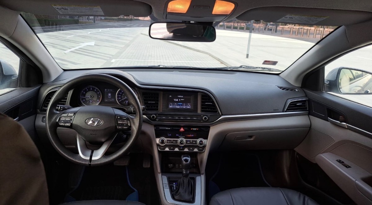 Hyundai Elantra photo 3