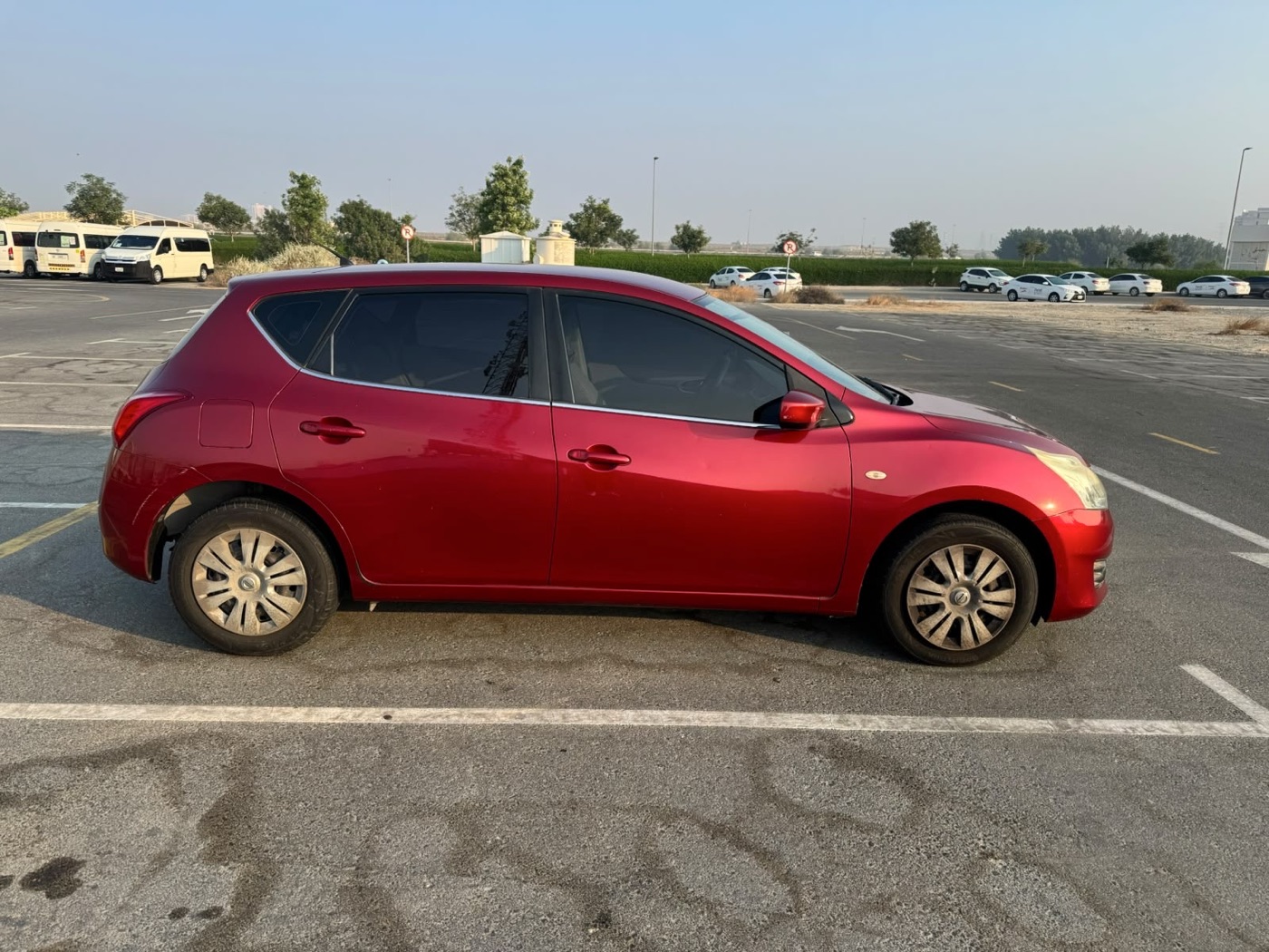 Nissan Tiida photo 2