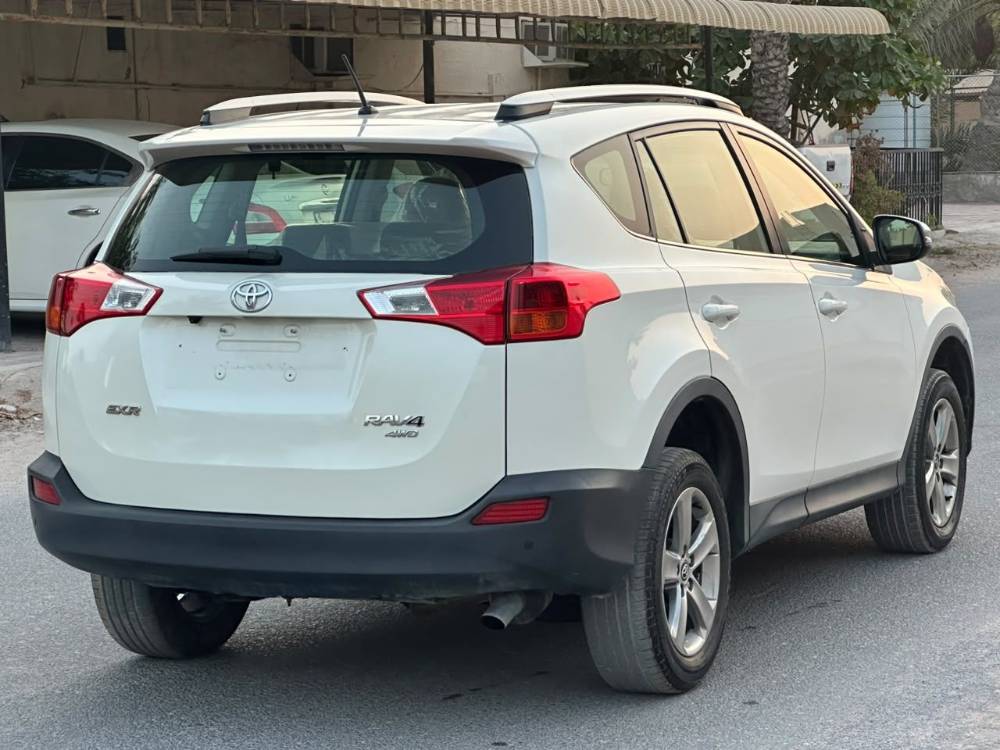 Toyota RAV4 تويوتا راف فور EX.R موديل 2015 خليجي فورويل 4x4 ماشي 289000 كيلو 
ابيض من الداخل بيج مخمل 
المواصفات : مثبت سرعة تحكم بالسكان شاشة كاميرا خلفية حساسات خلفية 
الموتر نظيف بحالة ممتازة مسرفس بالكامل  مطلوب 36000 وقابل للتفاوض 
0558591305 2015 photo 3