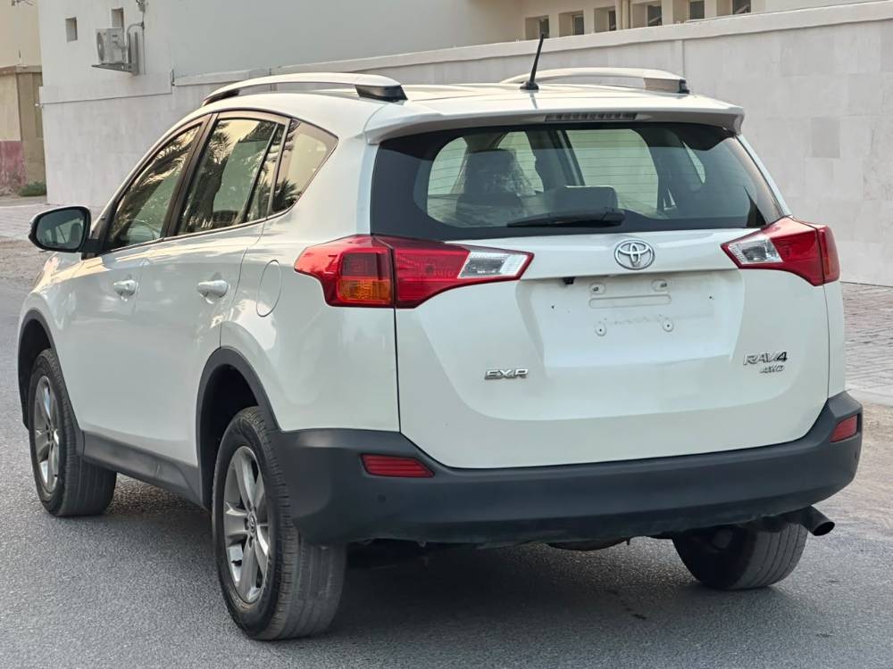 Toyota RAV4 تويوتا راف فور EX.R موديل 2015 خليجي فورويل 4x4 ماشي 289000 كيلو 
ابيض من الداخل بيج مخمل 
المواصفات : مثبت سرعة تحكم بالسكان شاشة كاميرا خلفية حساسات خلفية 
الموتر نظيف بحالة ممتازة مسرفس بالكامل  مطلوب 36000 وقابل للتفاوض 
0558591305 2015 photo 4