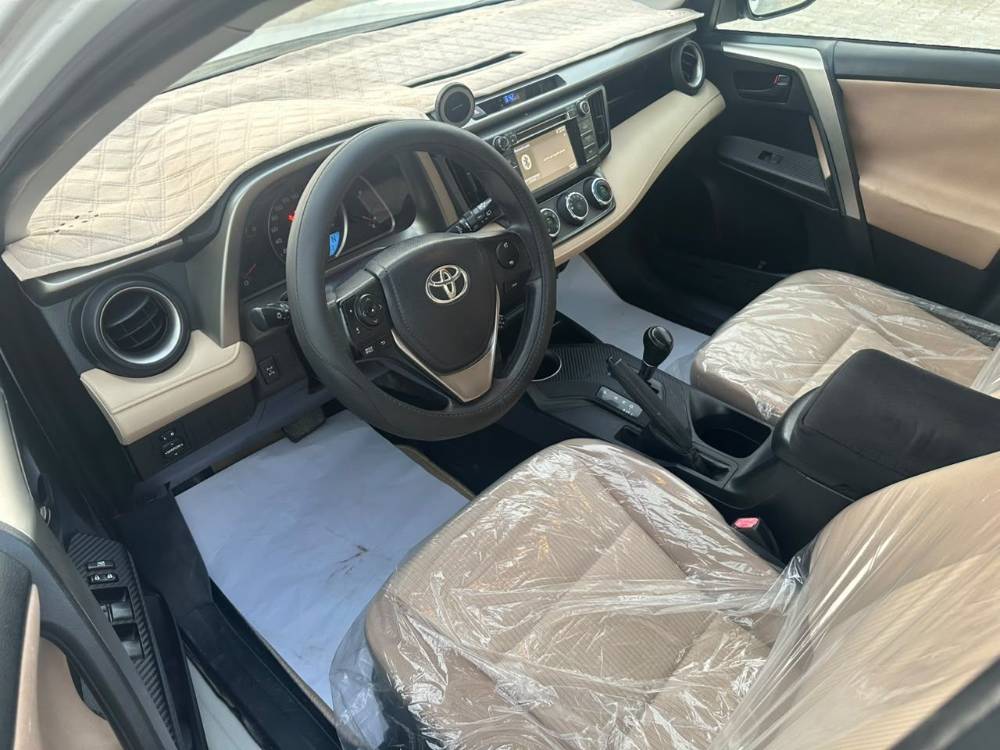 Toyota RAV4 تويوتا راف فور EX.R موديل 2015 خليجي فورويل 4x4 ماشي 289000 كيلو 
ابيض من الداخل بيج مخمل 
المواصفات : مثبت سرعة تحكم بالسكان شاشة كاميرا خلفية حساسات خلفية 
الموتر نظيف بحالة ممتازة مسرفس بالكامل  مطلوب 36000 وقابل للتفاوض 
0558591305 2015 photo 5