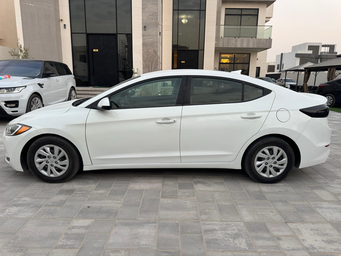 Hyundai Elantra photo 2
