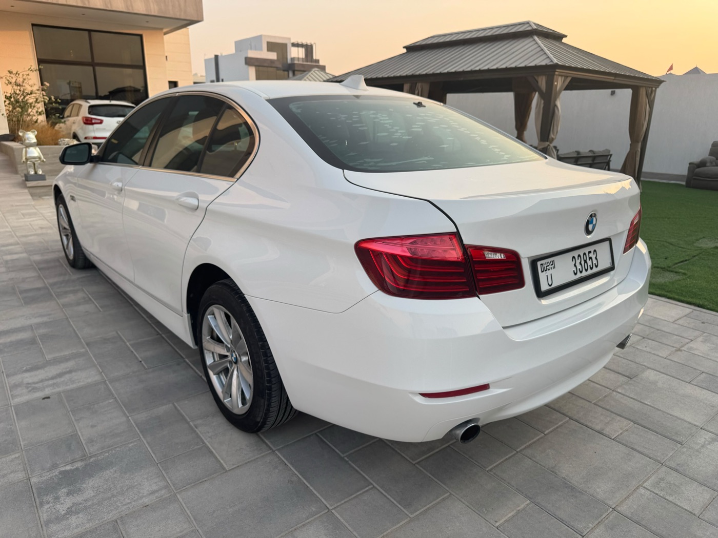 BMW 5 Series photo 3