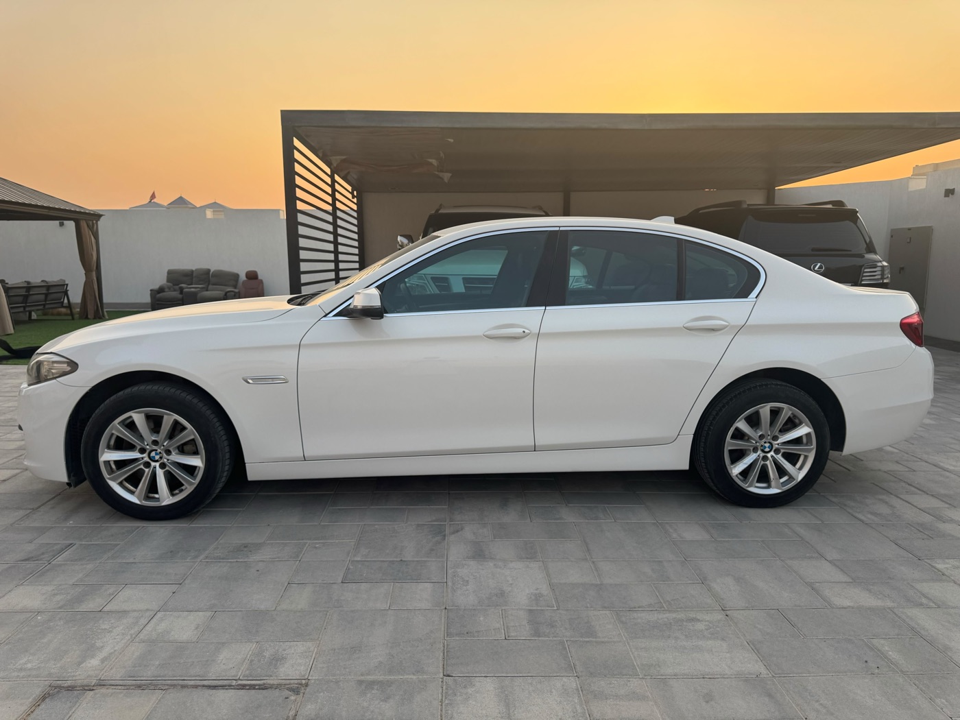 BMW 5 Series photo 4