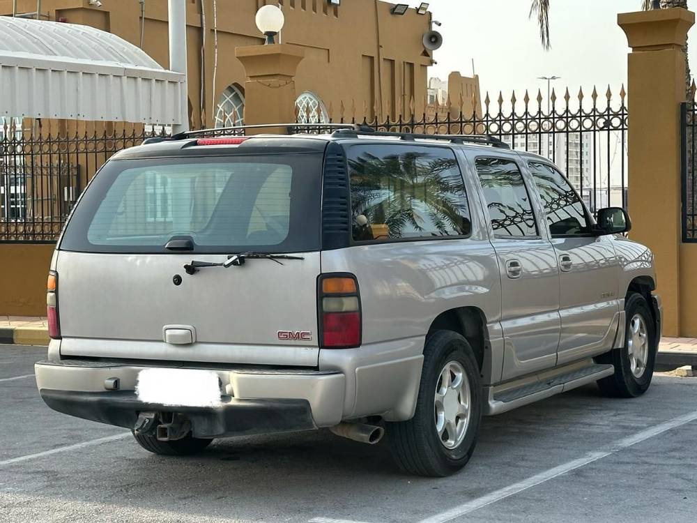 GMC Yukon XL photo 2