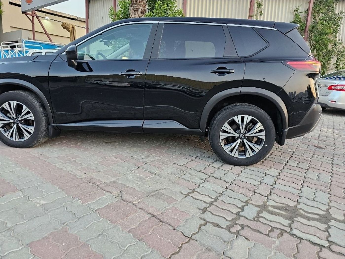 Nissan Rogue photo 2