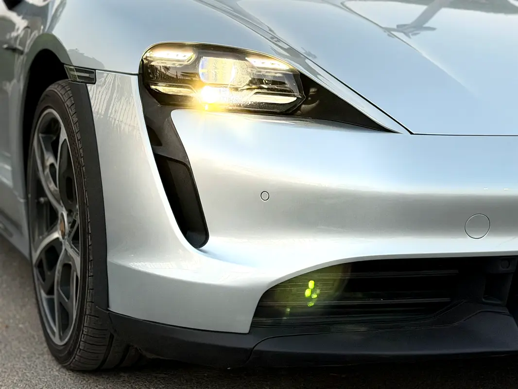 Porsche Taycan Turbo S photo 4
