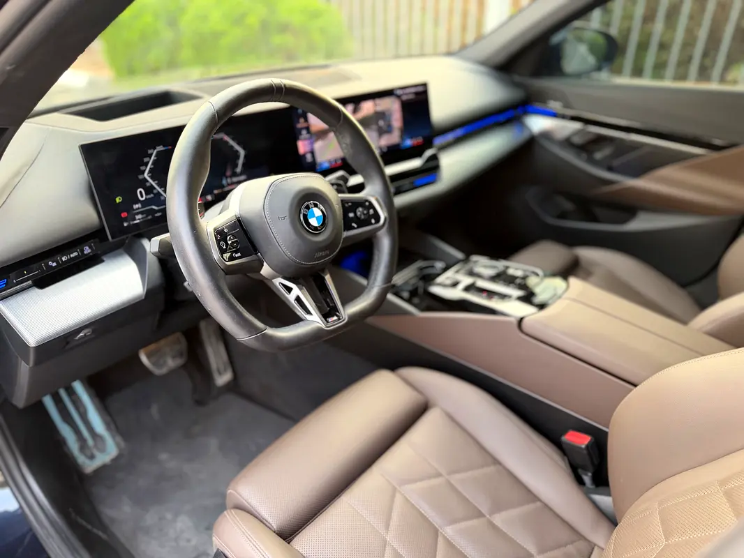 BMW 5 Series photo 9