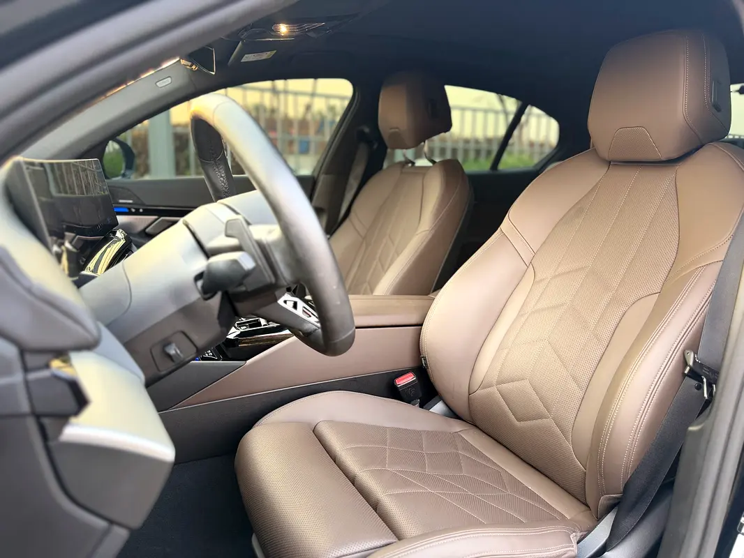 BMW 5 Series photo 11
