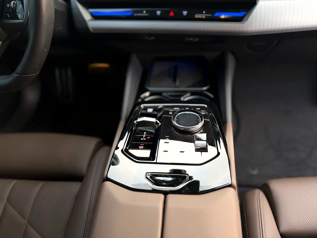 BMW 5 Series photo 12