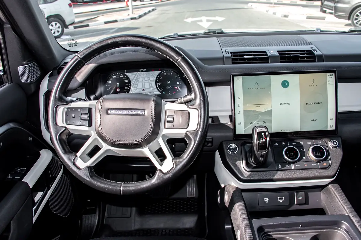 Land Rover Defender 90 S P400 photo 11