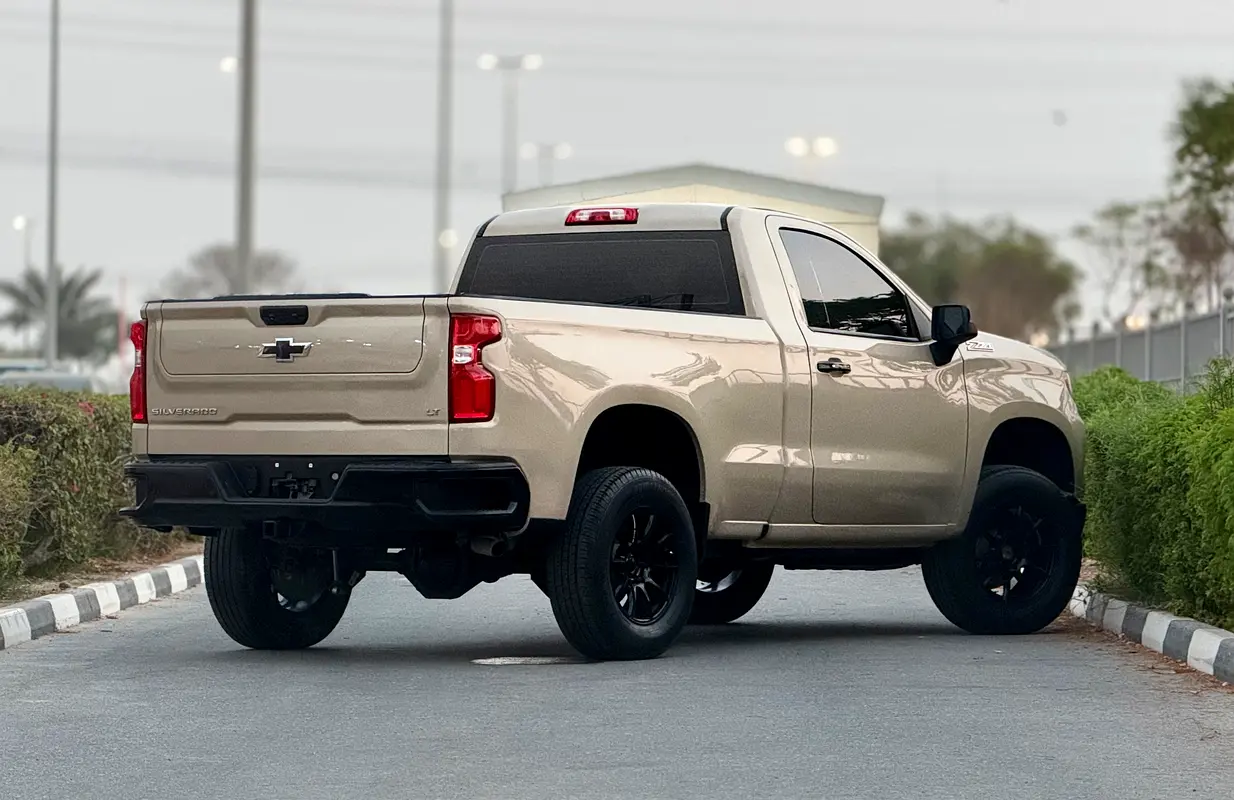 Chevrolet Silverado 1500 LT photo 4