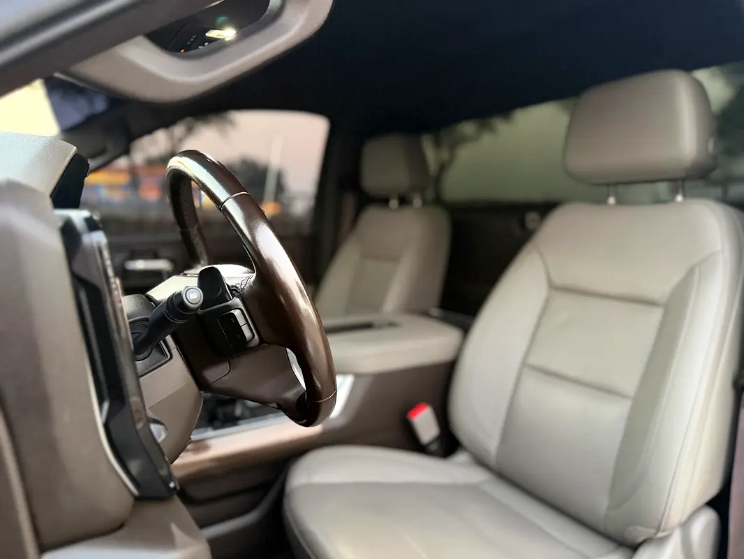 Chevrolet Silverado 1500 LT photo 8