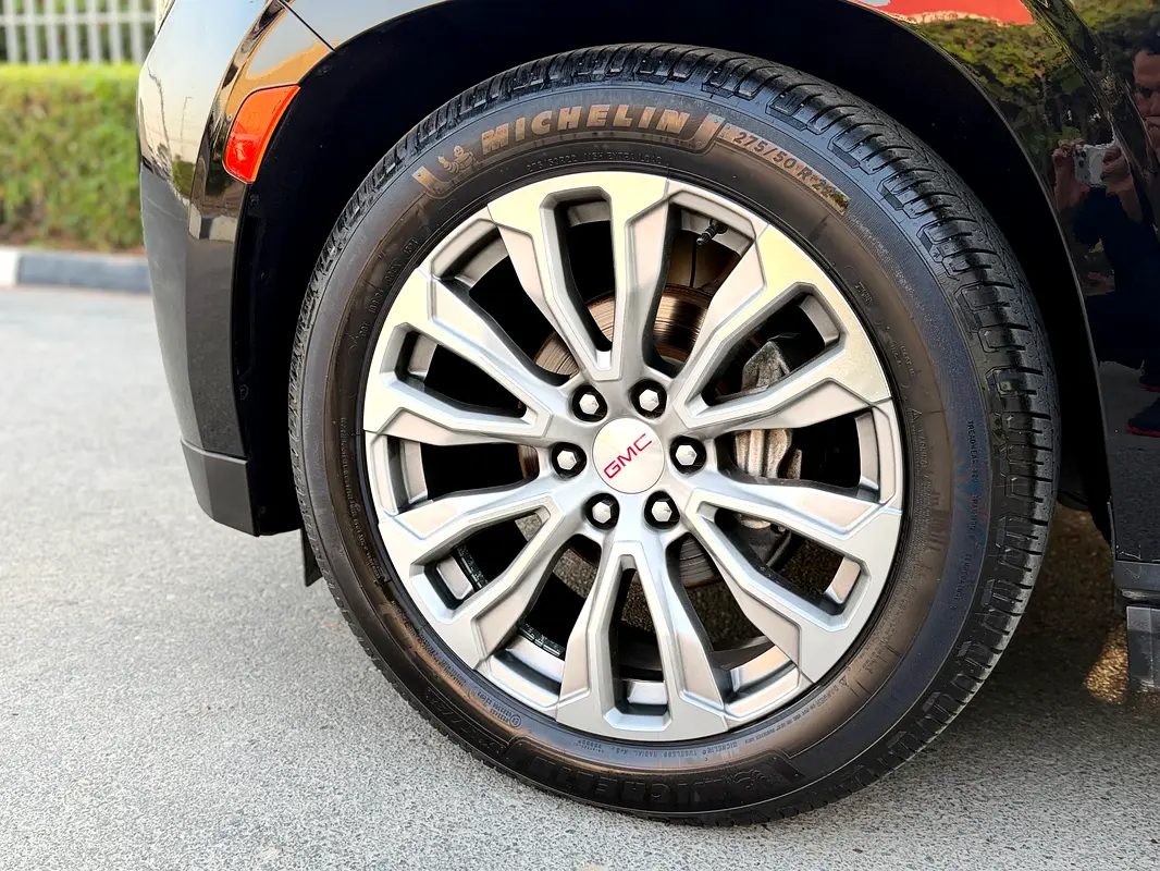 GMC Yukon Denali photo 5