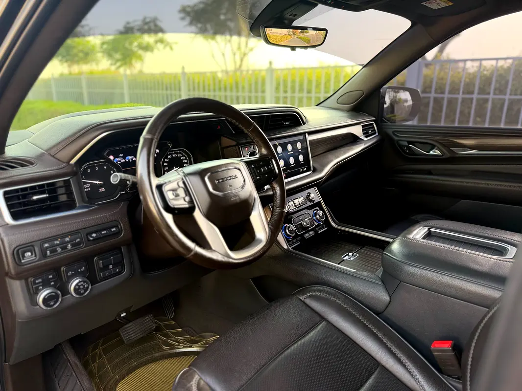 GMC Yukon Denali photo 8