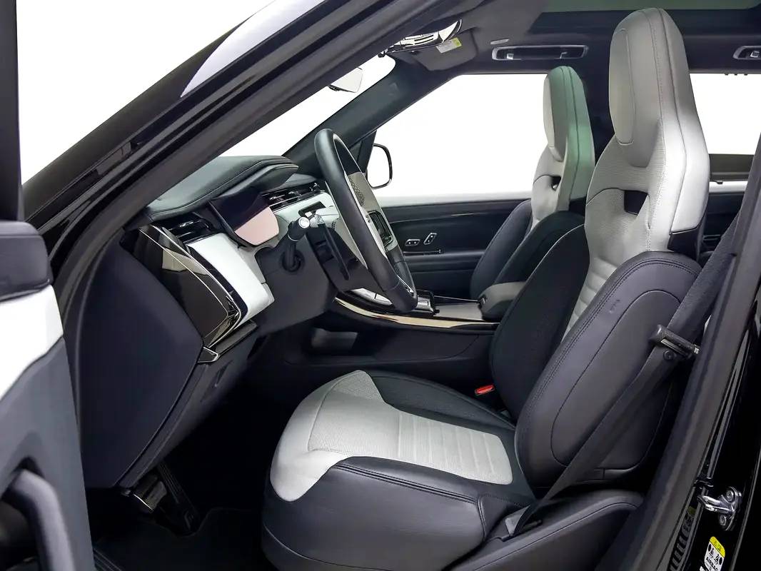 Land Rover Range Rover Sport SV photo 9