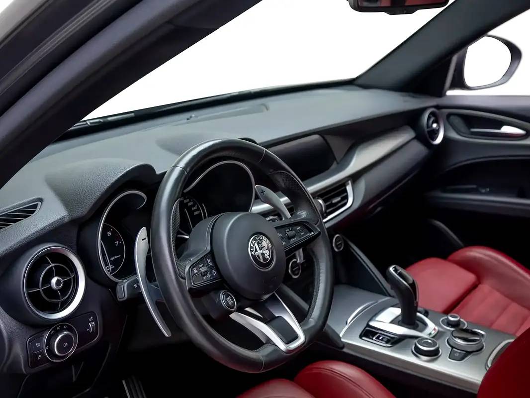 Alfa Romeo Stelvio Veloce photo 8