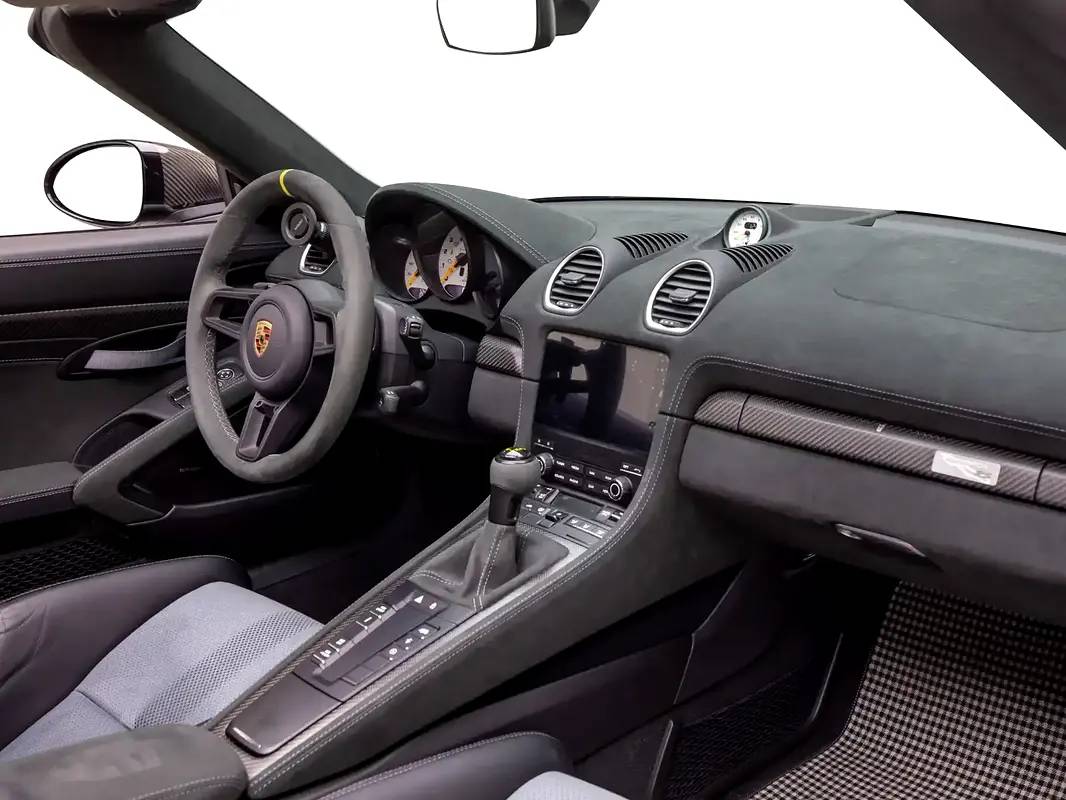 Porsche 718 Spyder RS photo 10
