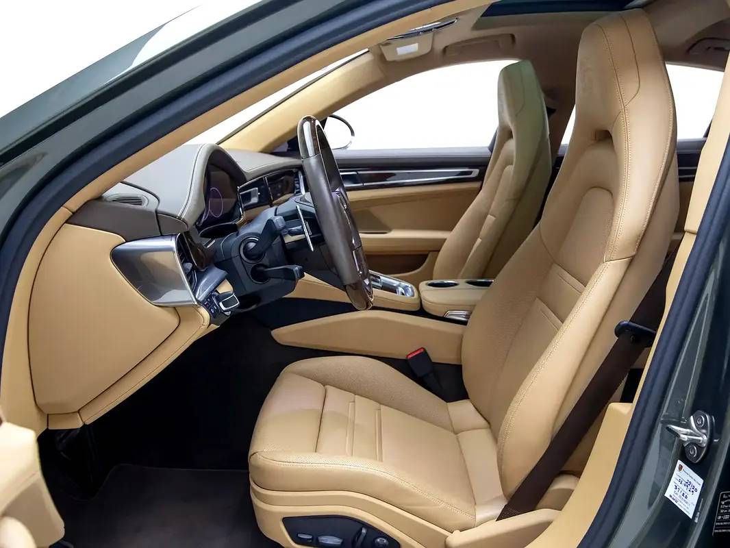 Porsche Panamera Standard photo 9