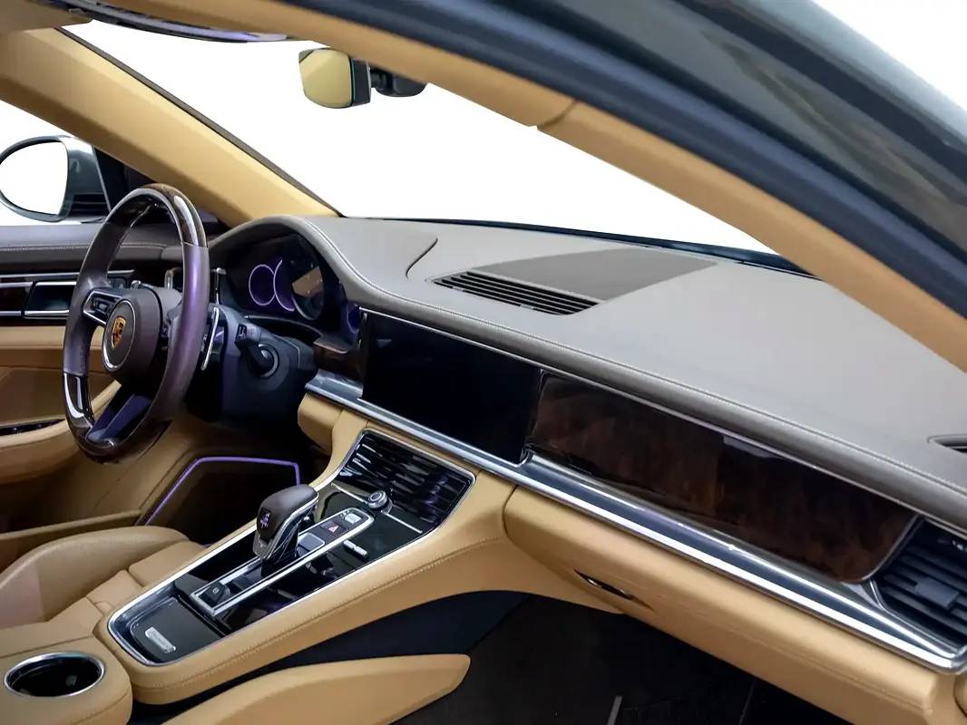 Porsche Panamera Standard photo 10