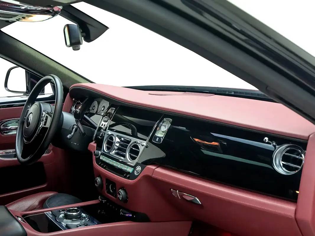 Rolls-Royce Ghost Standard photo 10