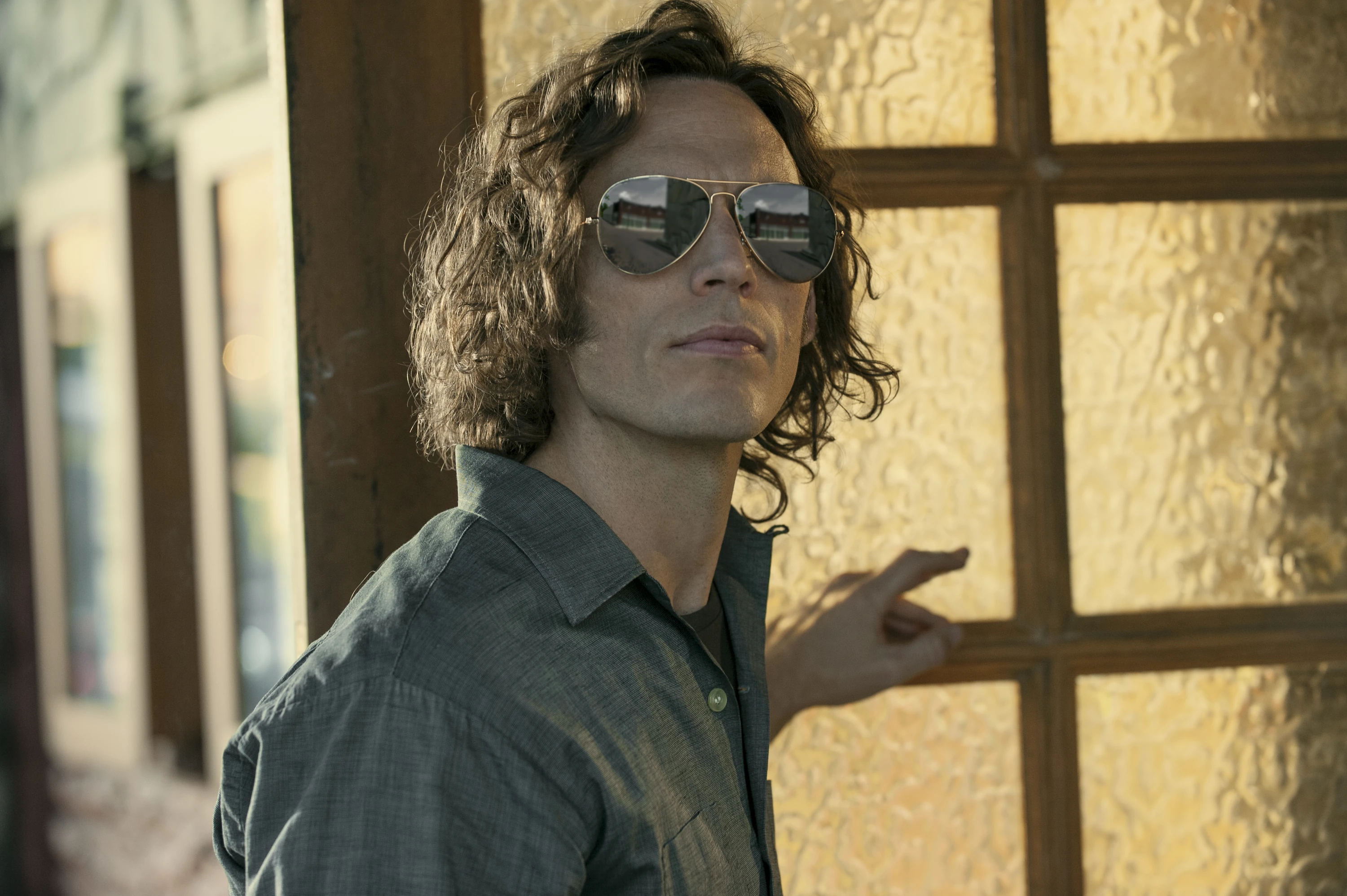 Ep102_promo_Billy_sunglasses.webp