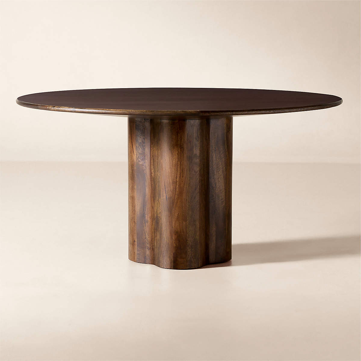 Viggo Round Dining Table by Mermelada Estudio