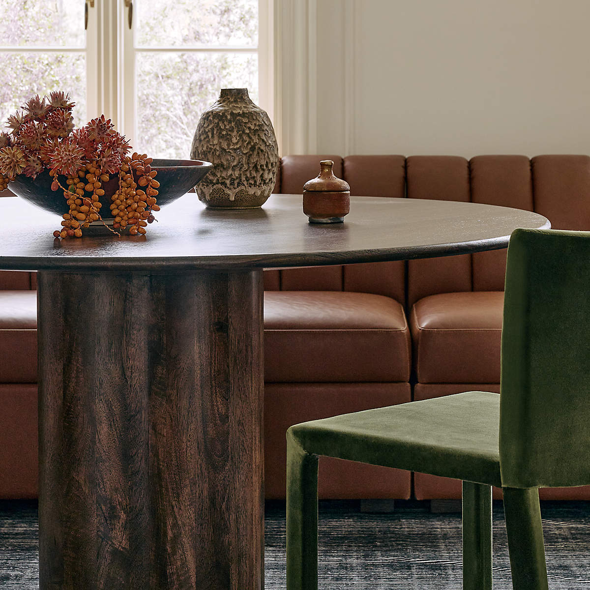Viggo Round Dining Table by Mermelada Estudio