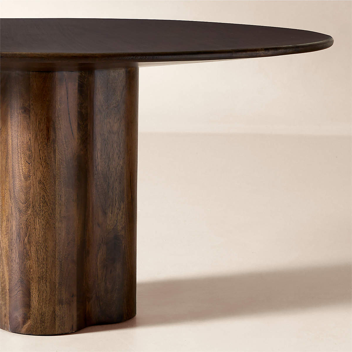 Viggo Round Dining Table by Mermelada Estudio