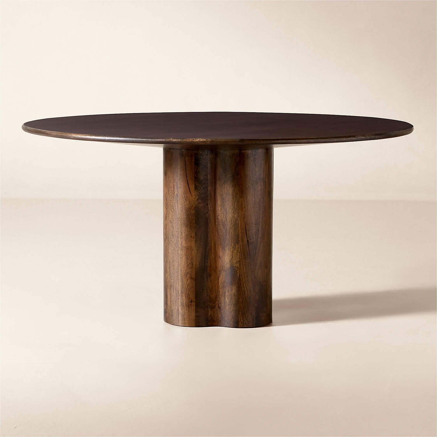 Viggo Round Dining Table by Mermelada Estudio