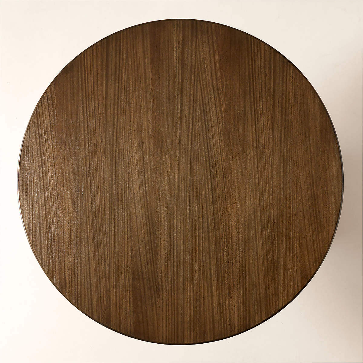 Viggo Round Dining Table by Mermelada Estudio