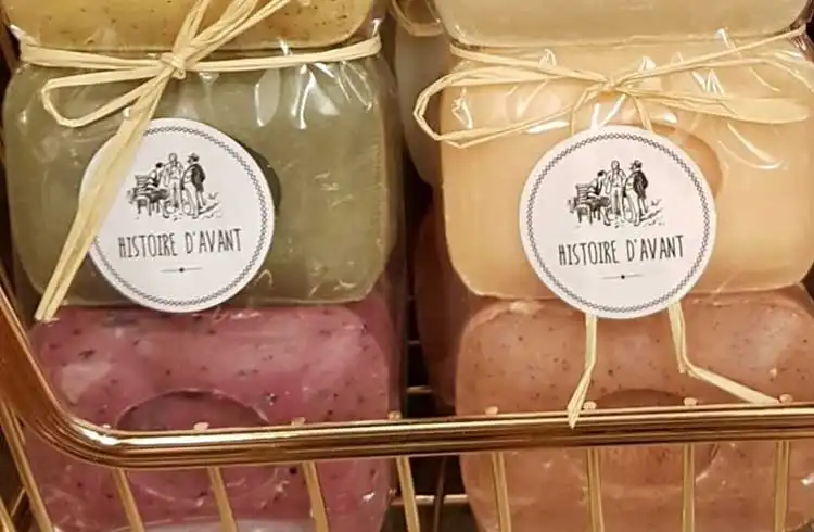 Un lot de 3 savonnettes parfumées fabriquées artisanalement à Marseille dès 10 € d'achat