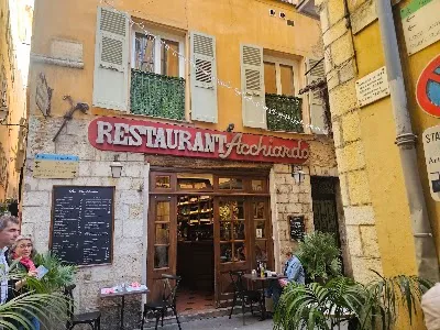 Façade traditionnelle du bistrot Chez Acchiardo à Nice Entrée du restaurant Chez Acchiardo avec son ambiance typique du Sud-Ouest