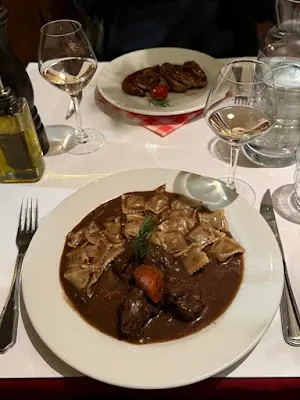 Ambiance chaleureuse de la salle Chez Acchiardo Intérieur du restaurant Chez Acchiardo avec une décoration typique et conviviale