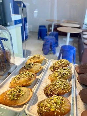 Présentoir de madeleines artisanales Détail d'un présentoir de madeleines fraîches chez Ô Madeleines à Nice