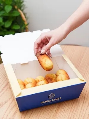 Équipe d'Ô Madeleines à Nice Membres de l'équipe d'Ô Madeleines souriants en boutique à Nice