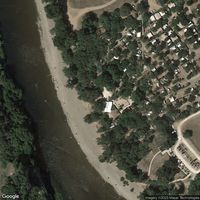 Dordogne Camp. Le Rocher De La Cave