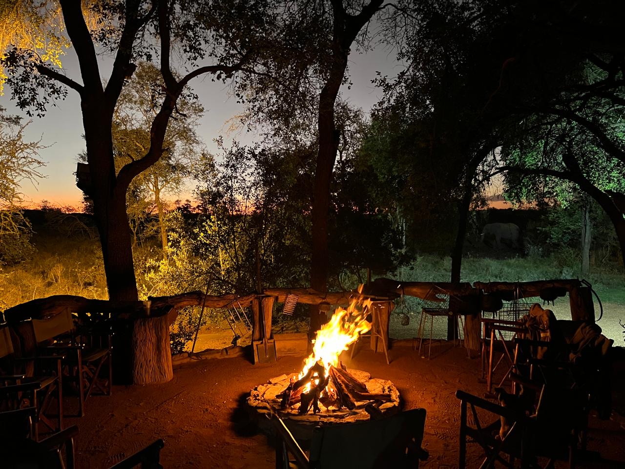 Abenddämmerung im Camp
