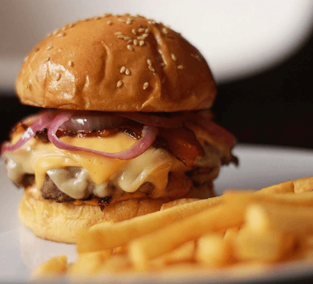 HAMBURGUESA CON PAPAS FRITAS + REFRESCO DE LATA