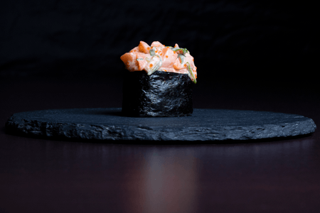 GUNKAN SALMÓN TARTAR