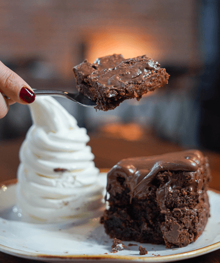 BROWNIE CON HELADO