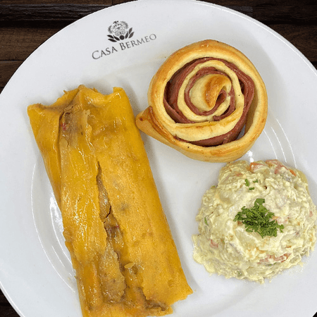 Hallaca con Ensalada y Pan de Jamón