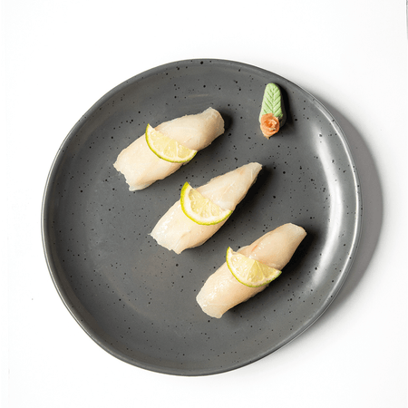 Nigiri de pescado blanco con trufa y limón
