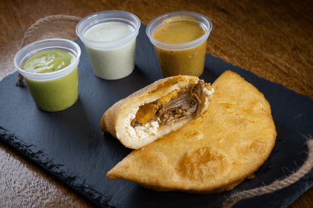 Empanada De La Casa (Mechada Tajada Y Queso)