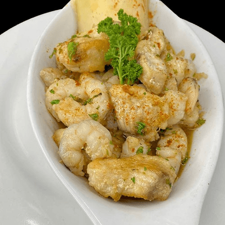 Cazuela de camarones y pescado al ajillo