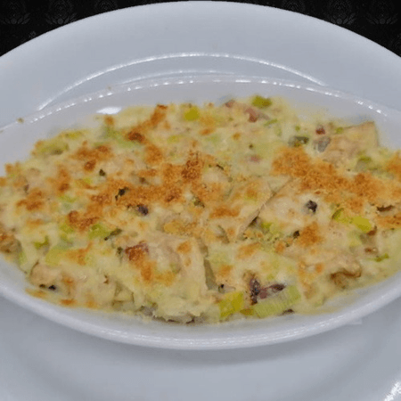 Cazuela de Pollo en Salsa de Ajoporro y tocineta