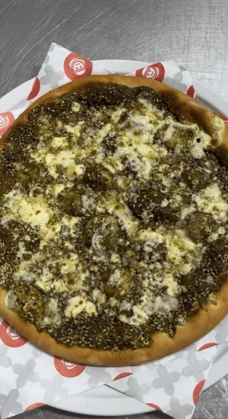 Pizza con queso y orégano